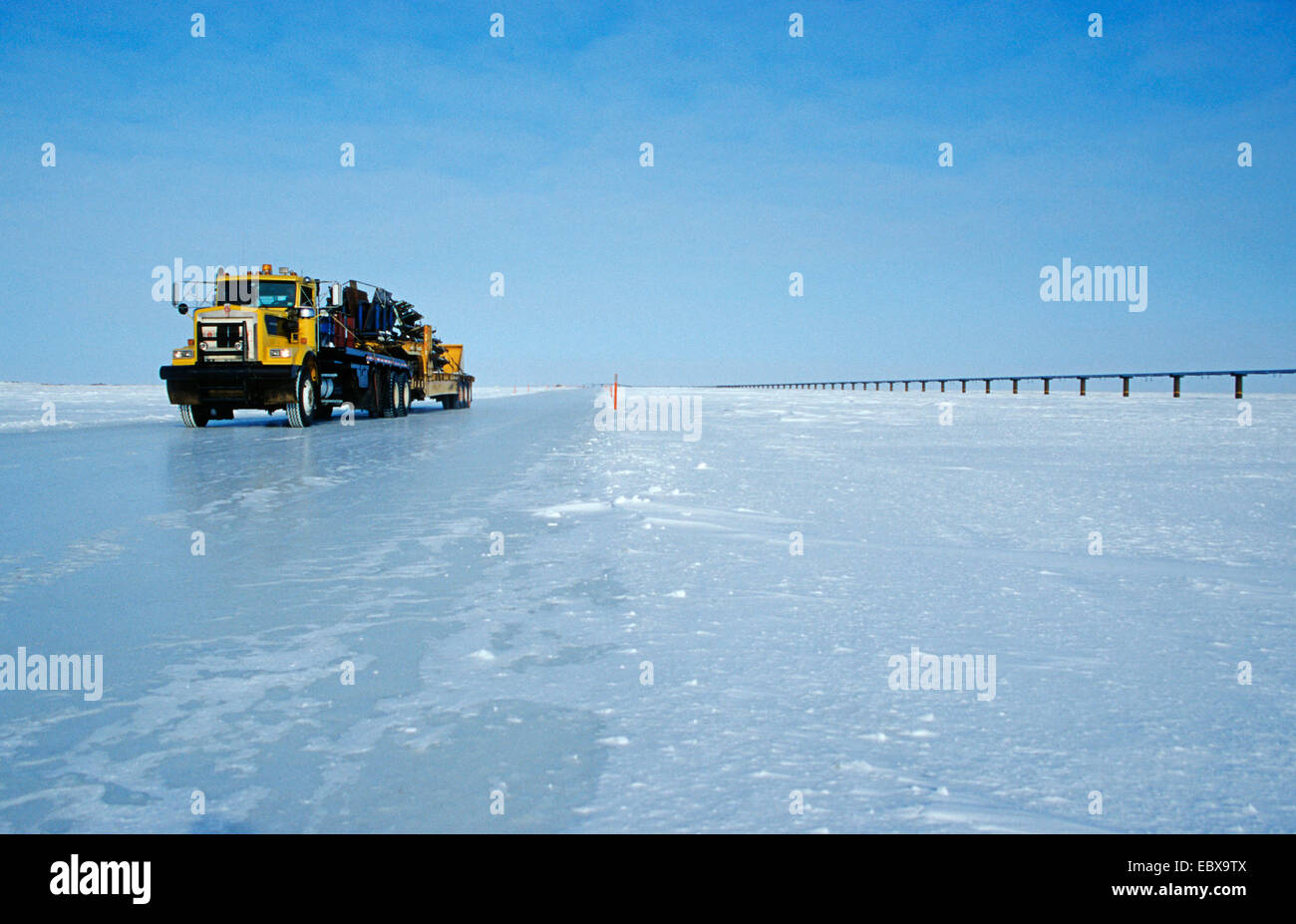 Carrello su strada di ghiaccio, collegato stazioni di pompaggio dell'olio di Prudhoe Bay, STATI UNITI D'AMERICA, Alaska Prudhoe Bay Foto Stock