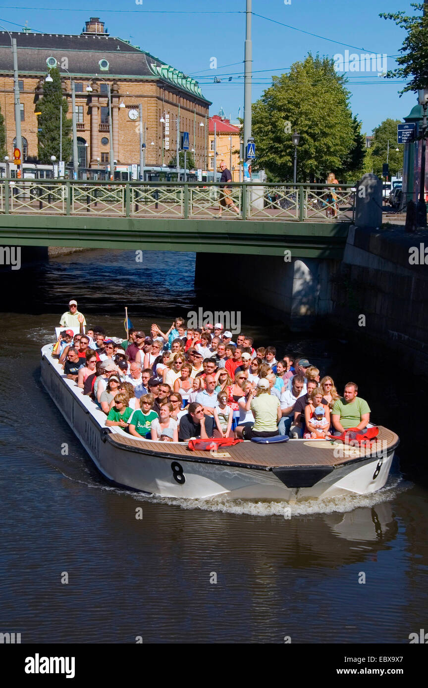 Escursione in barca sul Paddan un chanal di Goeteborg vicino Drottningtorget, Svezia Goeteborg Foto Stock