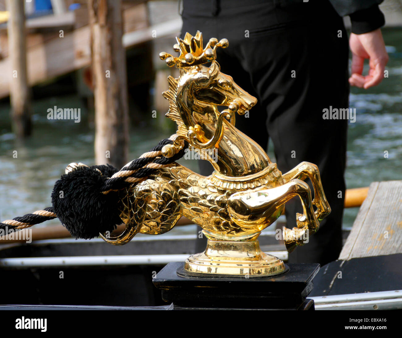 La gondola di Venezia, con ornamenti di una golden figure, Italia, Venezia Foto Stock