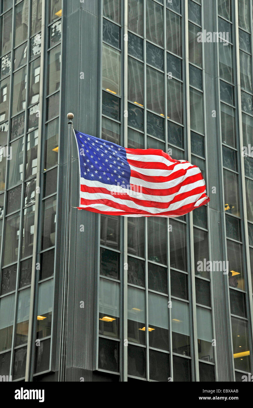 Edificio per uffici e bandiera degli Stati Uniti presso il Park Avenue, STATI UNITI D'AMERICA, Manhattan New York City Foto Stock