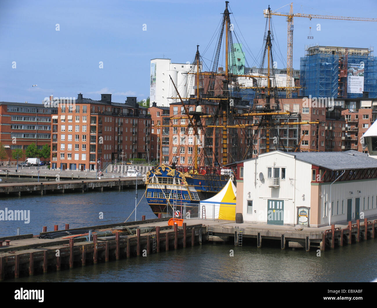 La nave a vela Gotheborg (con TH) presso il porto di Göteborg. Con lui si collega una lunga ed appassionante storia. Si tratta di una copia della stessa nave commerciale che affondò nel 1745 poco prima del traguardo nel porto di Göteborg. Era il suo modo di ritorno dalla Cina. Foto Foto Stock