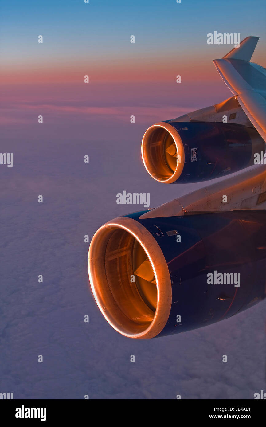 Boing 747 in volo, reattori Rolls-Royce splendere nella luce della sera Foto Stock