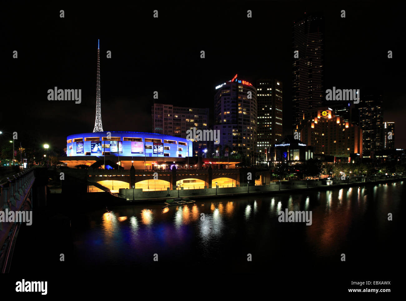 Melbourne di notte; vista lungo il fiume Yarra, Australia, Victoria, Melbourne Foto Stock