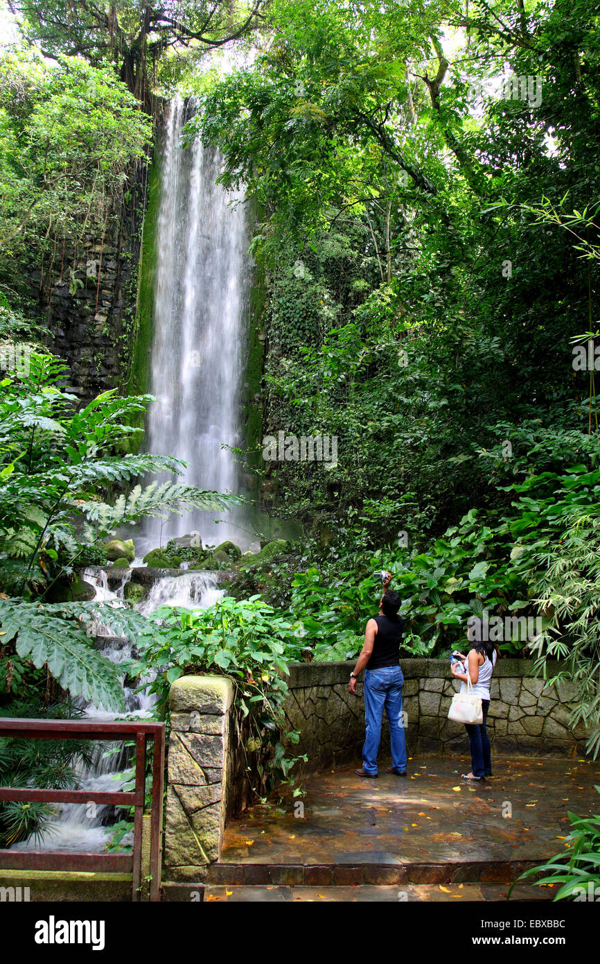 La cascata nel Parco degli Uccelli di Jurong, Singapore Foto Stock