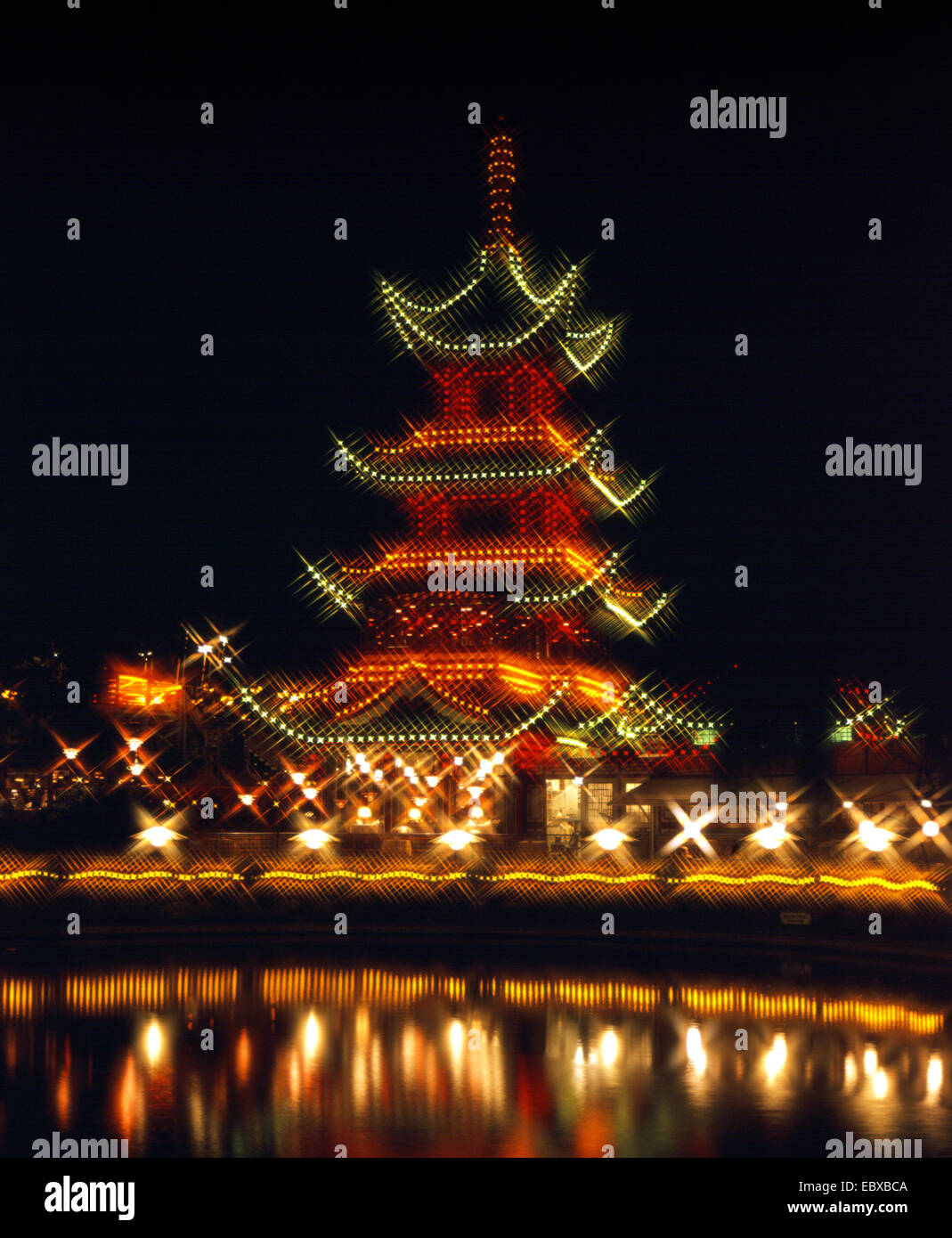Giardini di Tivoli di notte illuminata pagoda cinese al lago, Danimarca, Copenaghen Foto Stock