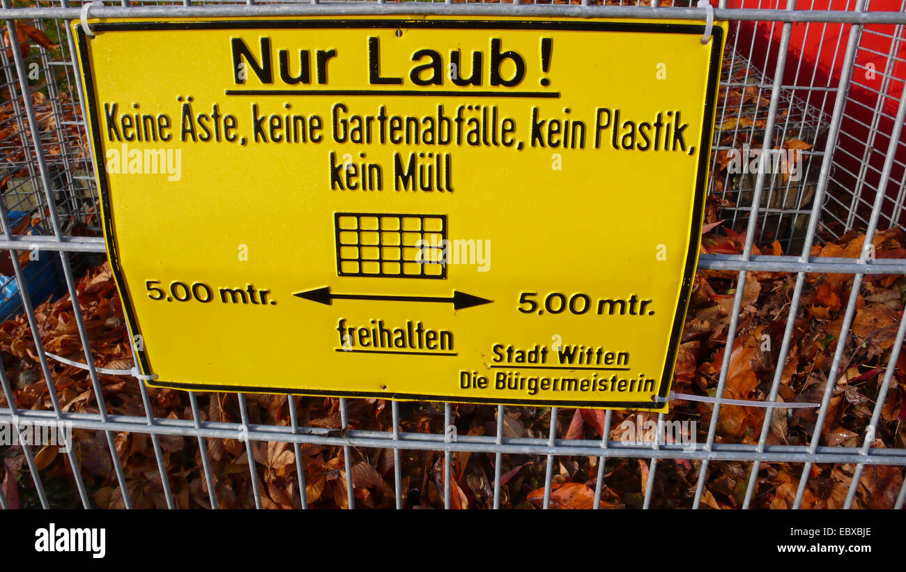 Segno solo buttare nel fogliame Foto Stock