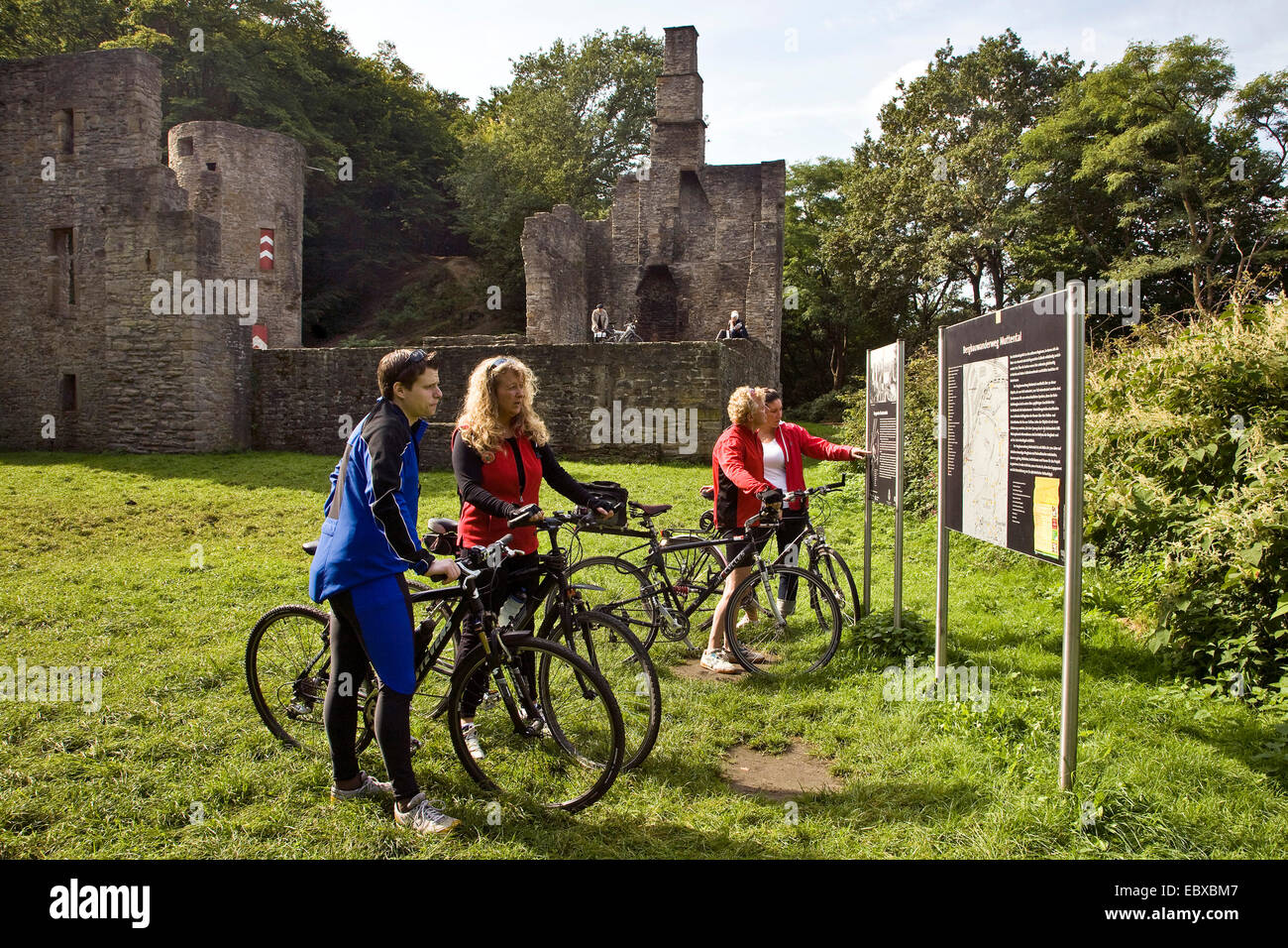 Biciclette la lettura di un segno informazioni al Castello Hardenstein rovina, in Germania, in Renania settentrionale-Vestfalia, la zona della Ruhr, Witten Foto Stock