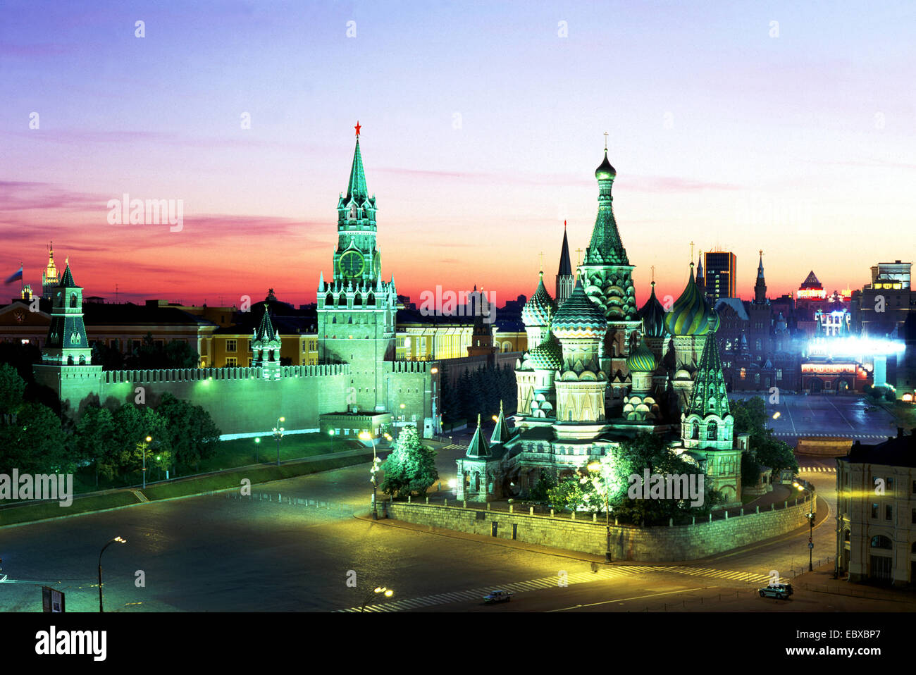 La Piazza Rossa con il Cremlino e Basilio nella cattedrale di Mosca al crepuscolo, Russia Moskau Foto Stock