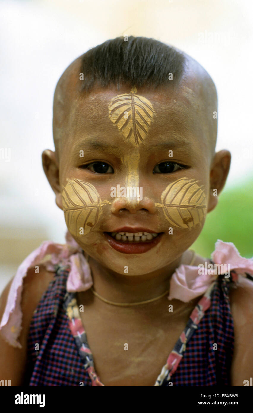 Giovane ragazza birmano con pasta di tanaka, Birmania Foto Stock