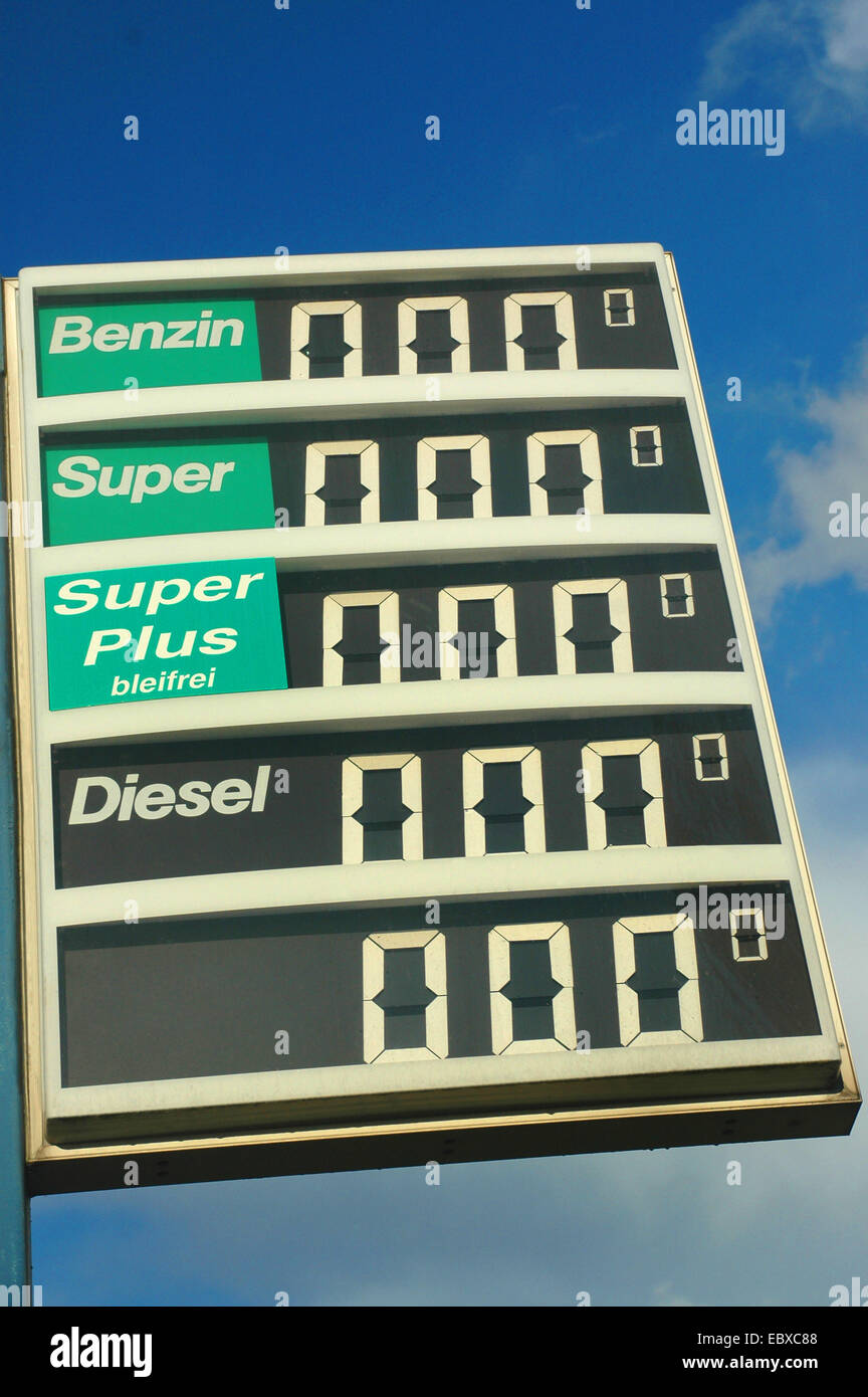 Segno di prezzo presso la stazione di benzina Foto Stock