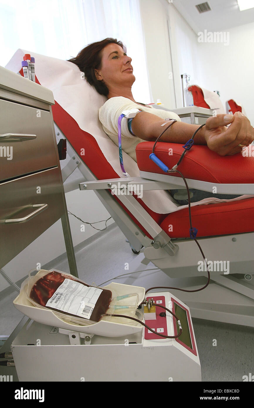 Le donazioni di sangue con la croce rossa Foto Stock