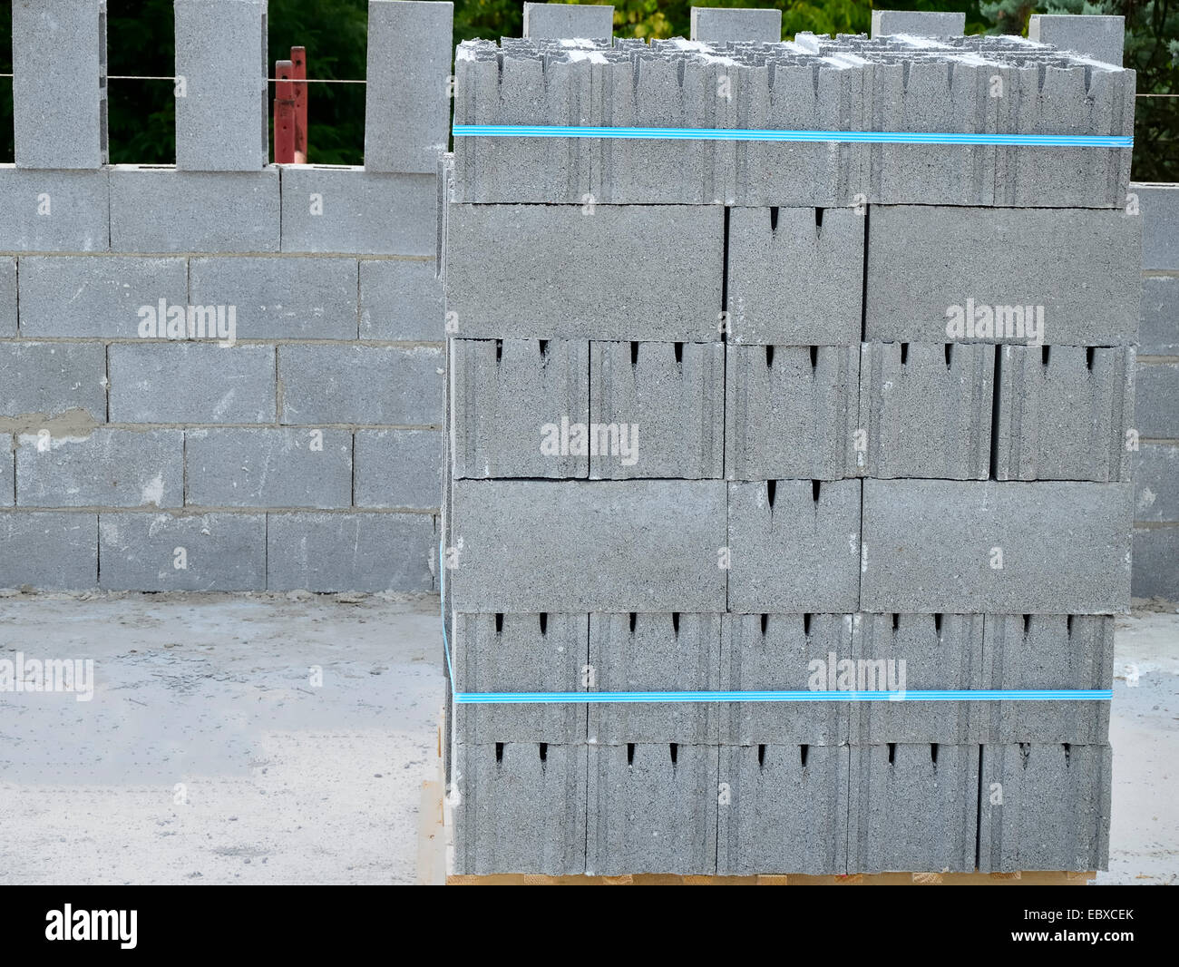 Pallet con blocchi di calcestruzzo per pareti esterne Foto Stock