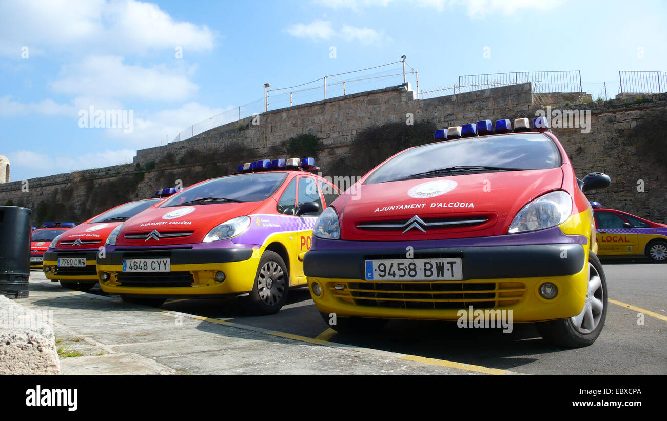 Parcheggio auto della polizia di fronte all'arena dei tori, Spagna, Balearen, Maiorca, Alcudia Foto Stock