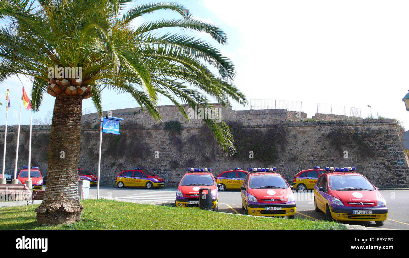 Parcheggio auto della polizia di fronte all'arena dei tori, Spagna, Balearen, Maiorca, Alcudia Foto Stock