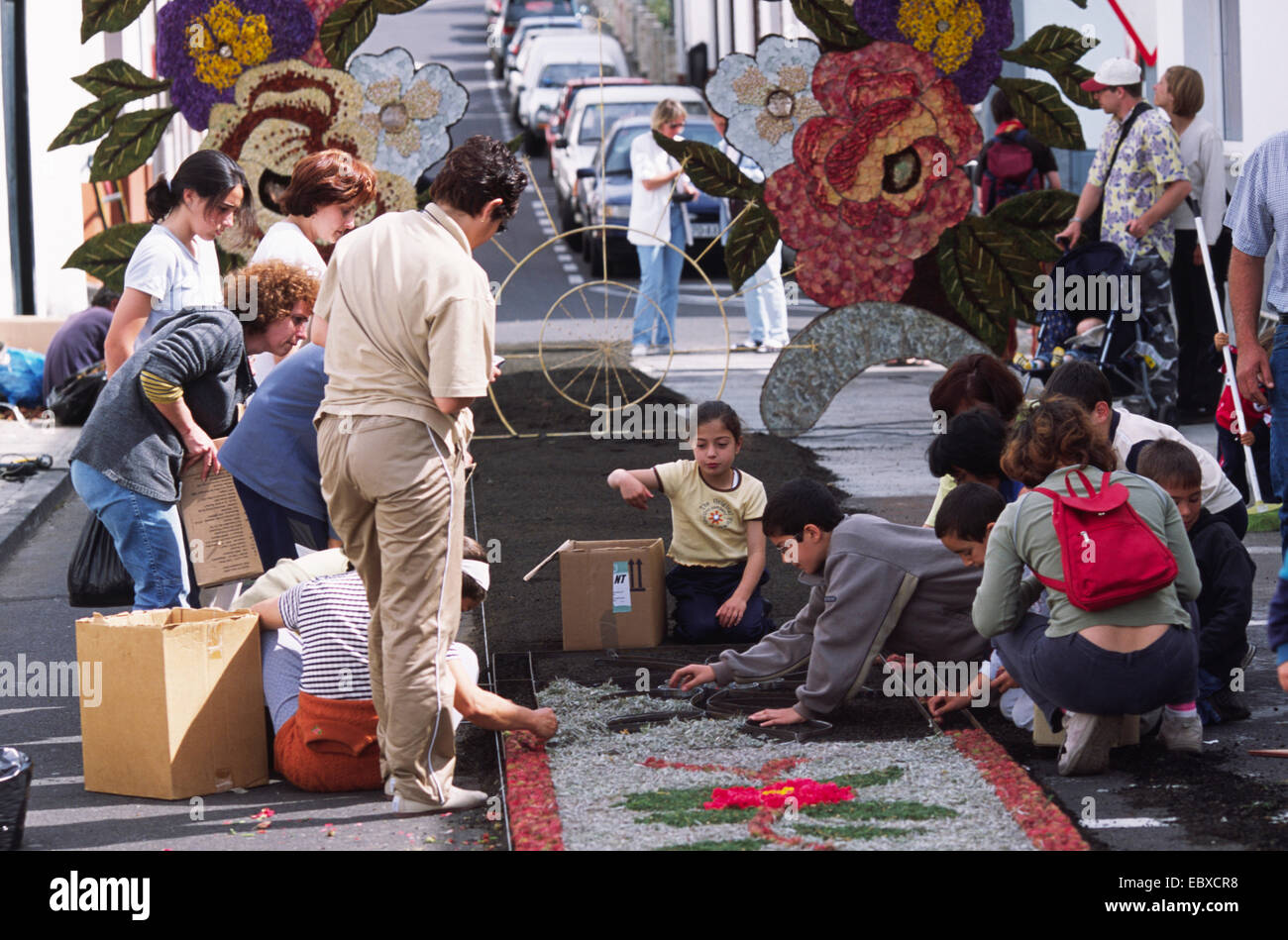 La realizzazione di un tappeto di fiori per il Corpus Domini, Isole Canarie La Palma, Mazo Foto Stock