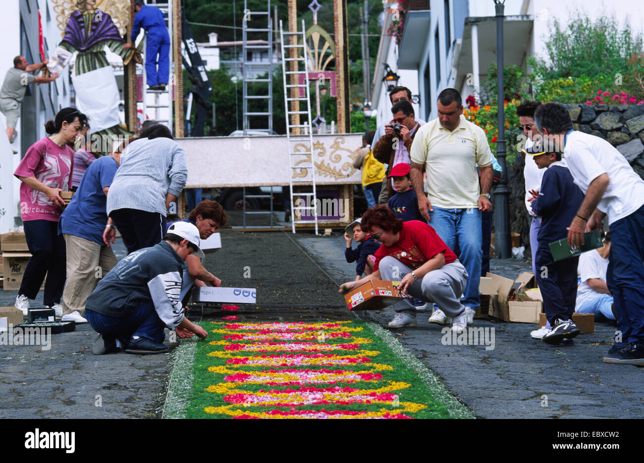 La realizzazione di un tappeto di fiori per il Corpus Domini, Isole Canarie La Palma, Mazo Foto Stock
