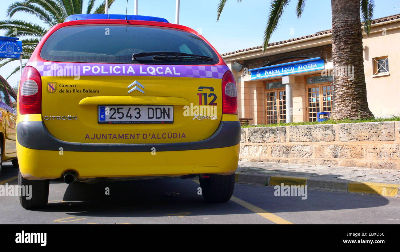 Parcheggio auto della polizia, Spagna, Balearen, Maiorca, Alcudia Foto Stock