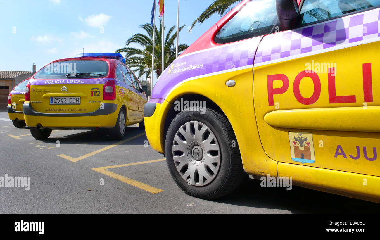 Parcheggio auto della polizia, Spagna, Balearen, Maiorca, Alcudia Foto Stock