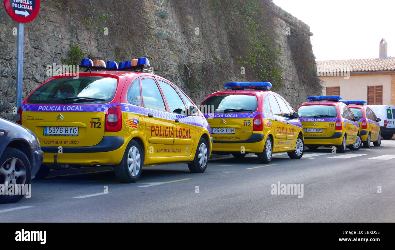 Parcheggio auto della polizia, Spagna, Balearen, Maiorca, Alcudia Foto Stock