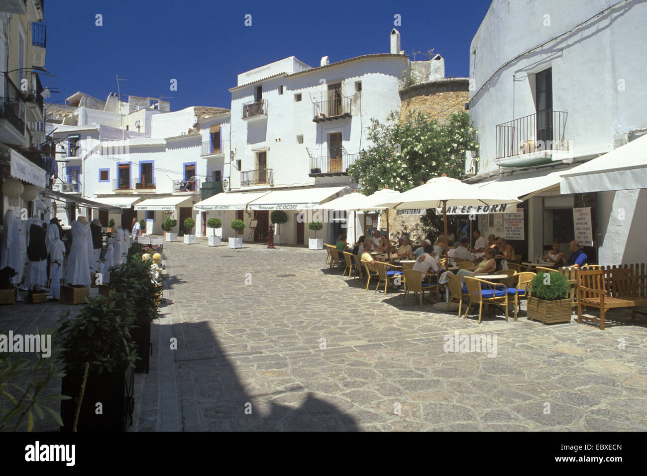 Eivissa, corsia con street cafes e ristoranti nel centro storico di Dalt Vila, Spagna, Balearen, Ibiza Foto Stock