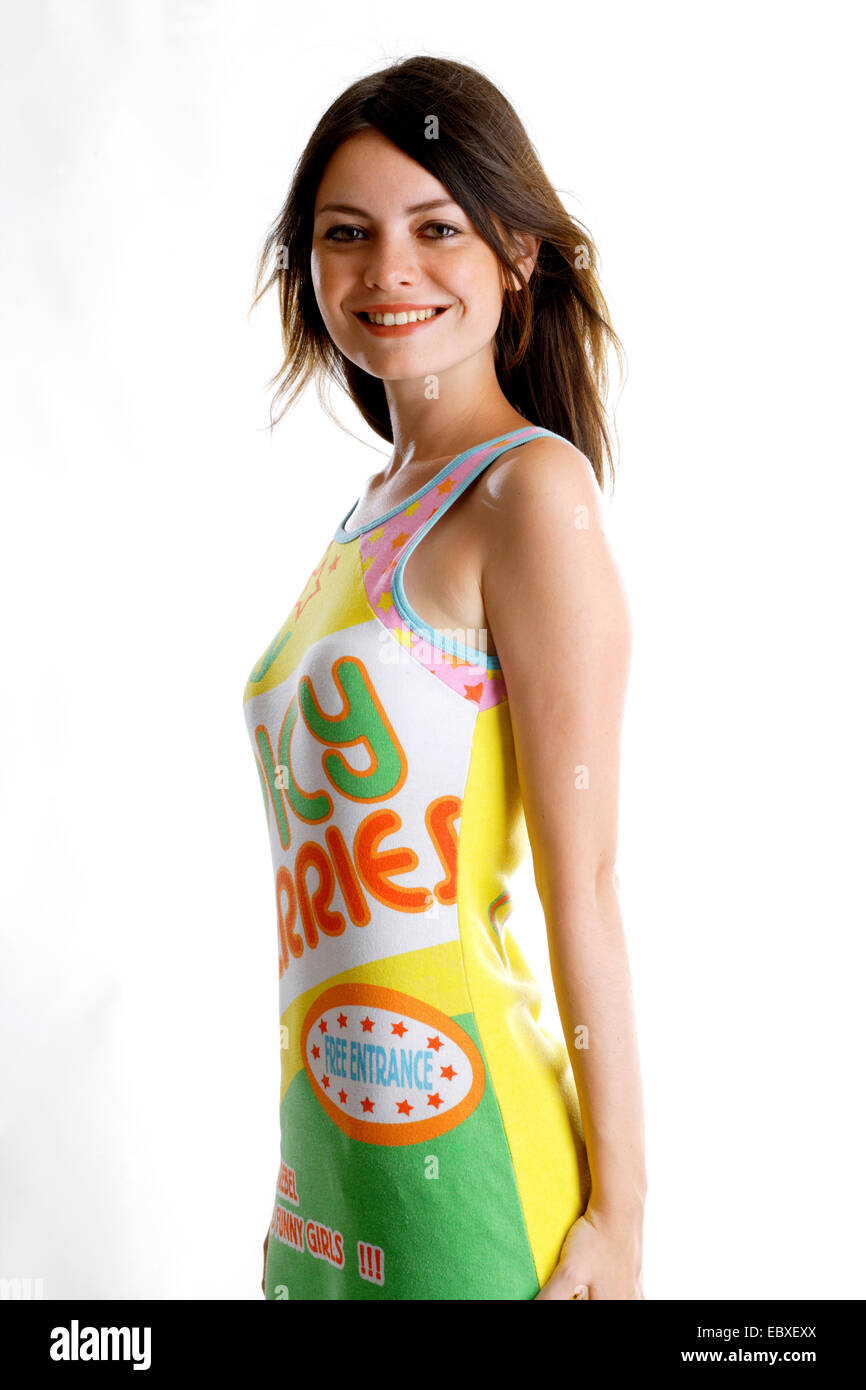 Giovane donna con abito multicolore Foto Stock