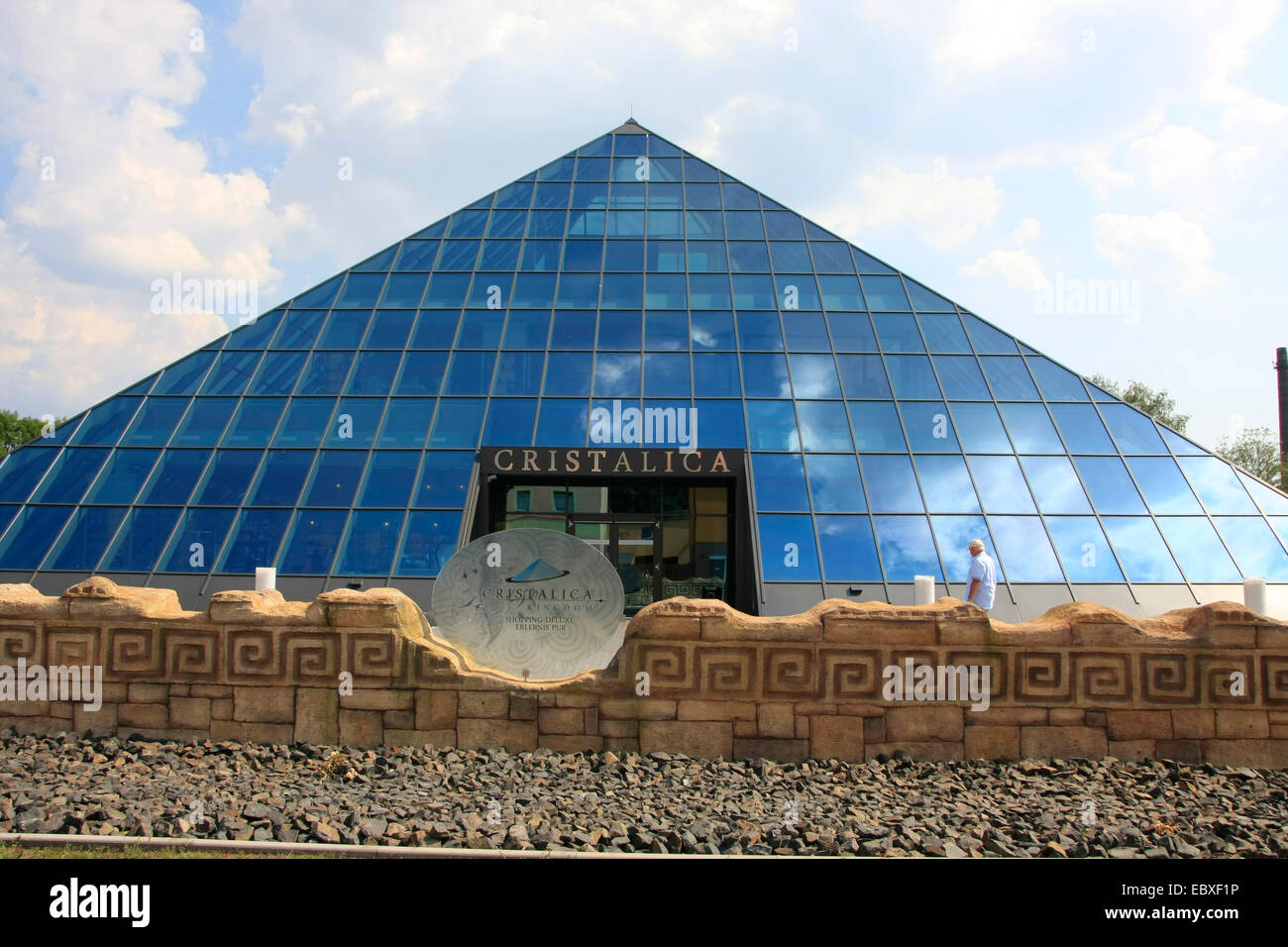 In un 20-metro-alta piramide in vetro su oltre 2 mila metri quadrati, uno può e vetro in creazioni uniche e di ammirare e acquistare. Foto: Klaus Nowottnick Data: 19 Luglio 2014 Foto Stock