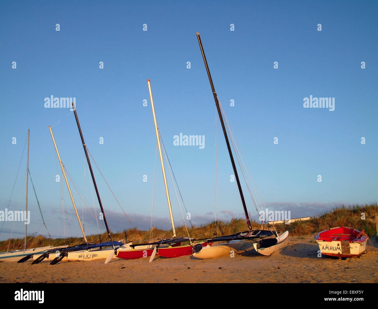Imbarcazioni presso la spiaggia della Nordsee, Germania, Schleswig-Holstein, Amrum, Stenodde Foto Stock