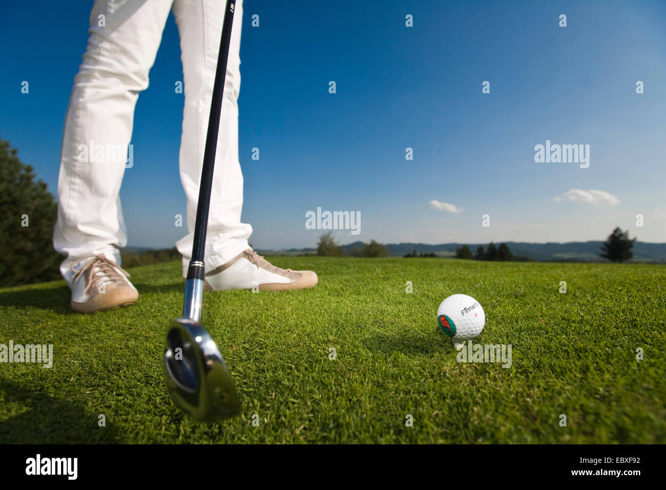 Giocatore di golf femminile al tee box Foto Stock