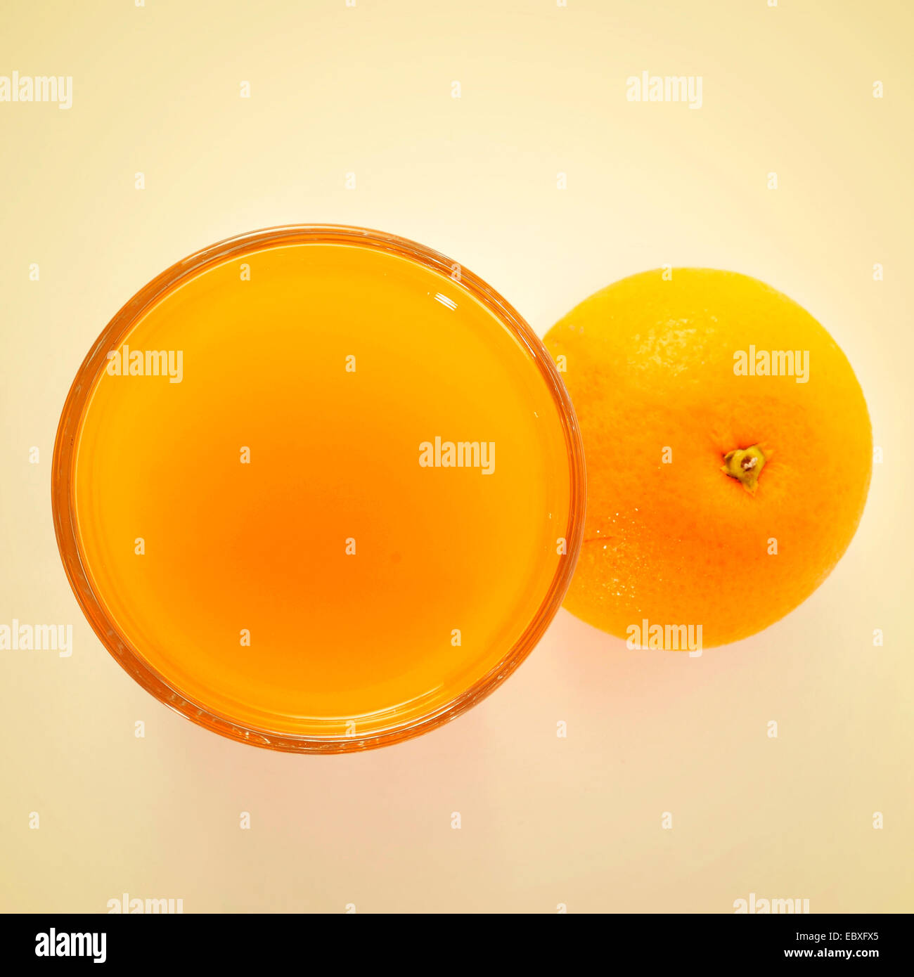 Immagine di un bicchiere di succo d'arancia appena spremuto, con un effetto retrò Foto Stock