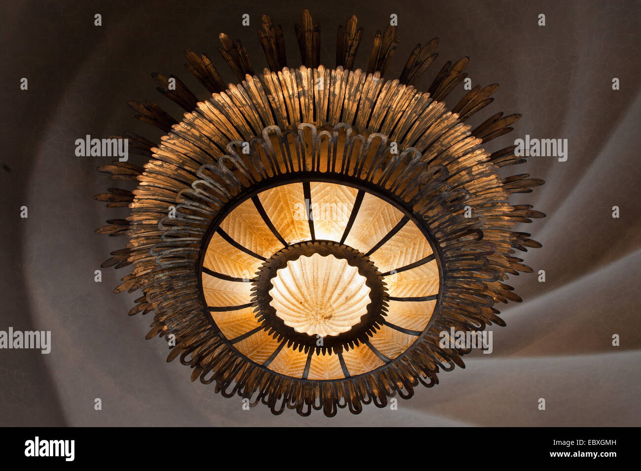 Casa Batllo a Barcellona, Spagna. Il sole a forma di lampada di overhead di Antoni Gaudi e vortice a spirale sul soffitto del piano nobile. Foto Stock