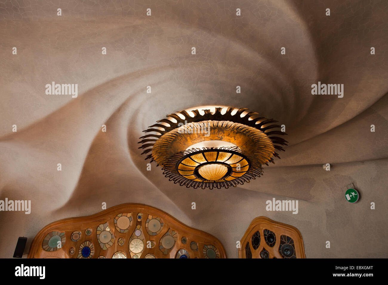 Casa Batllo a Barcellona, Spagna. Il sole a forma di lampada di overhead e vortice a spirale sul soffitto del piano nobile. Foto Stock