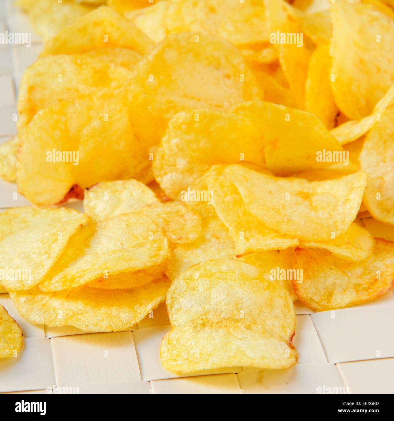 Primo piano di una pila di appetitosi potato chips Foto Stock