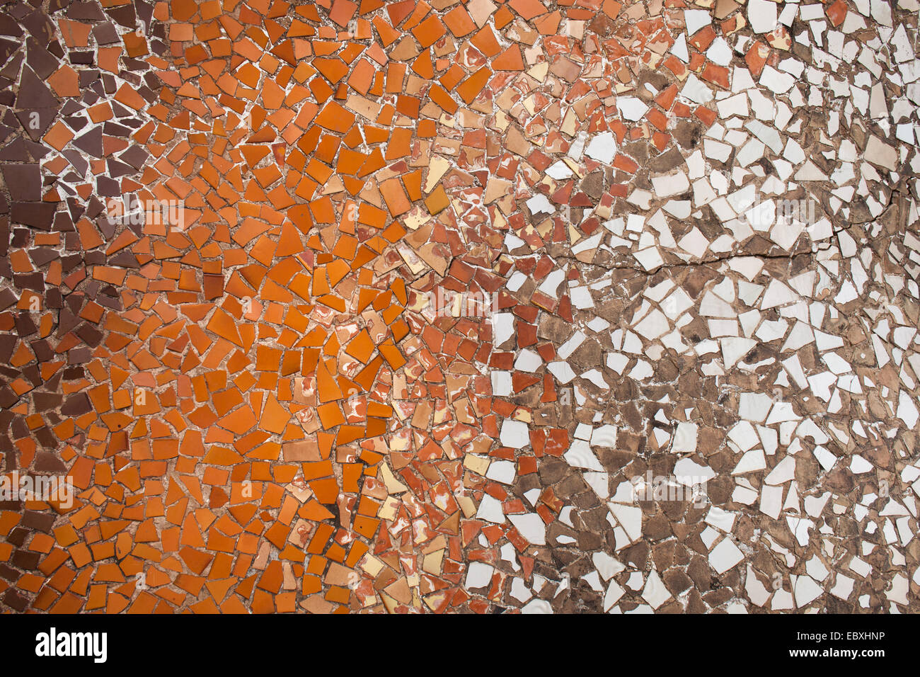 Mosaico Trencadis sfondo o texture da pezzi rotti di piastrelle di ceramica, parte della Casa Batllo struttura sul tetto di Antoni Foto Stock