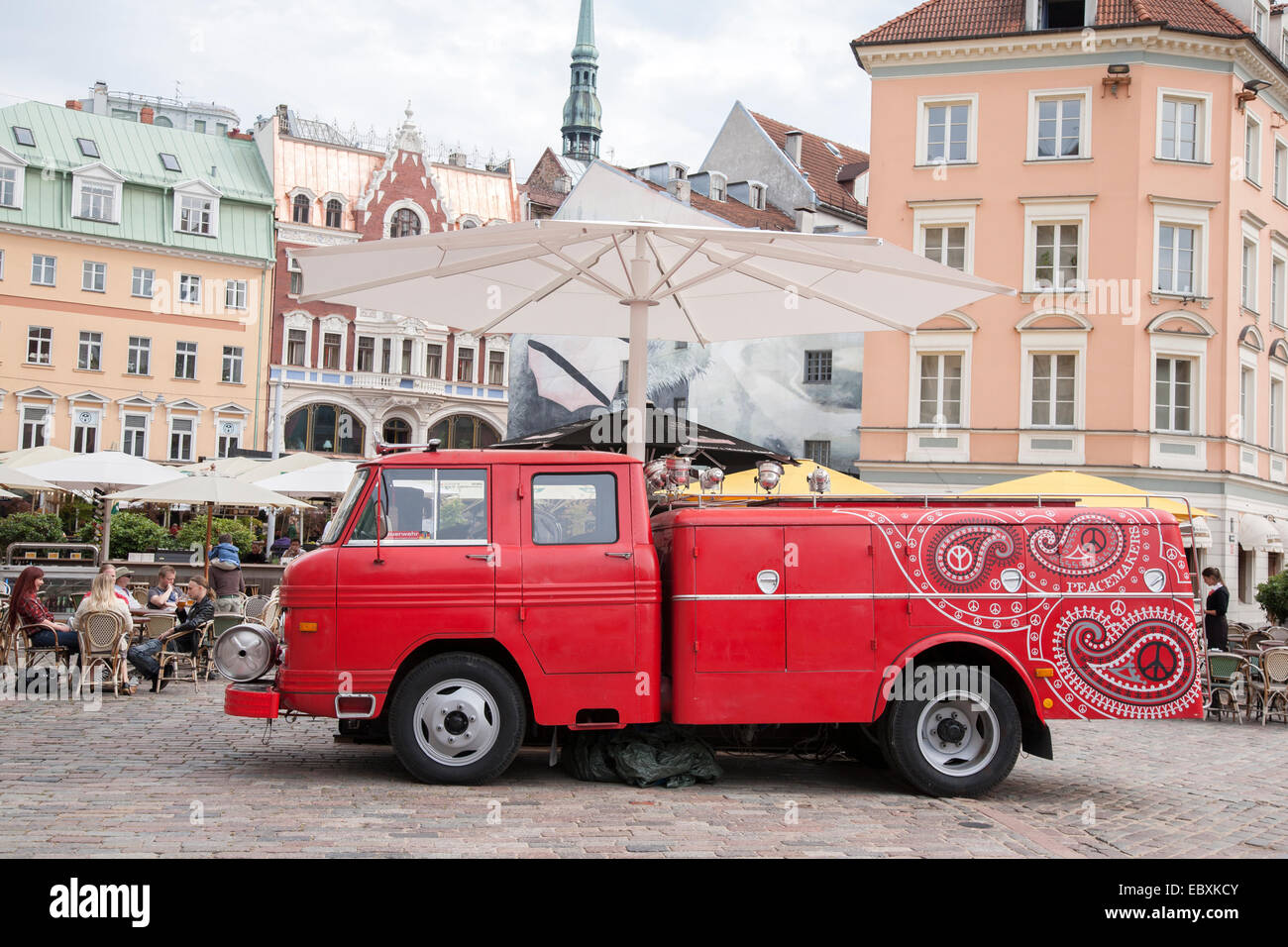 Operatori di Pace Carrello, Doma Laukums Square; Riga; Lettonia Foto Stock