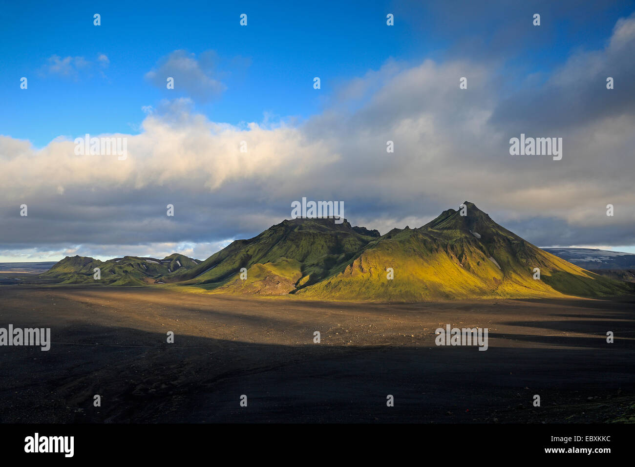 Monte che sovrasta il nero di ceneri vulcaniche nelle Highlands di Islanda Foto Stock