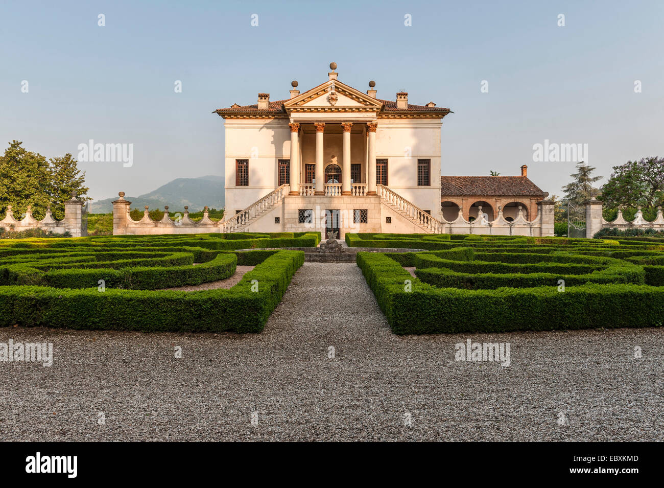 Villa Emo, Monselice, Veneto, Italia, costruita da Vincenzo Scamozzi nel 1588. La facciata con un elaborato parterre di siepi a scatola tagliata disposte davanti Foto Stock