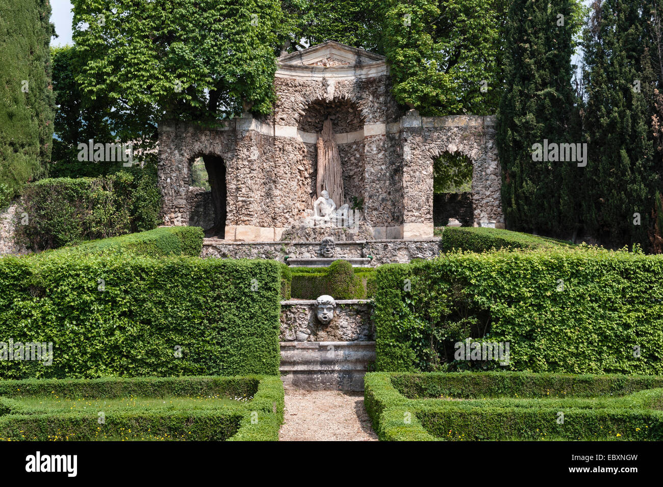 Villa Rizzardi (Giardino di Pojega), Negrar, Italia. La grotta nel "giardino segreto" accanto alla villa Foto Stock