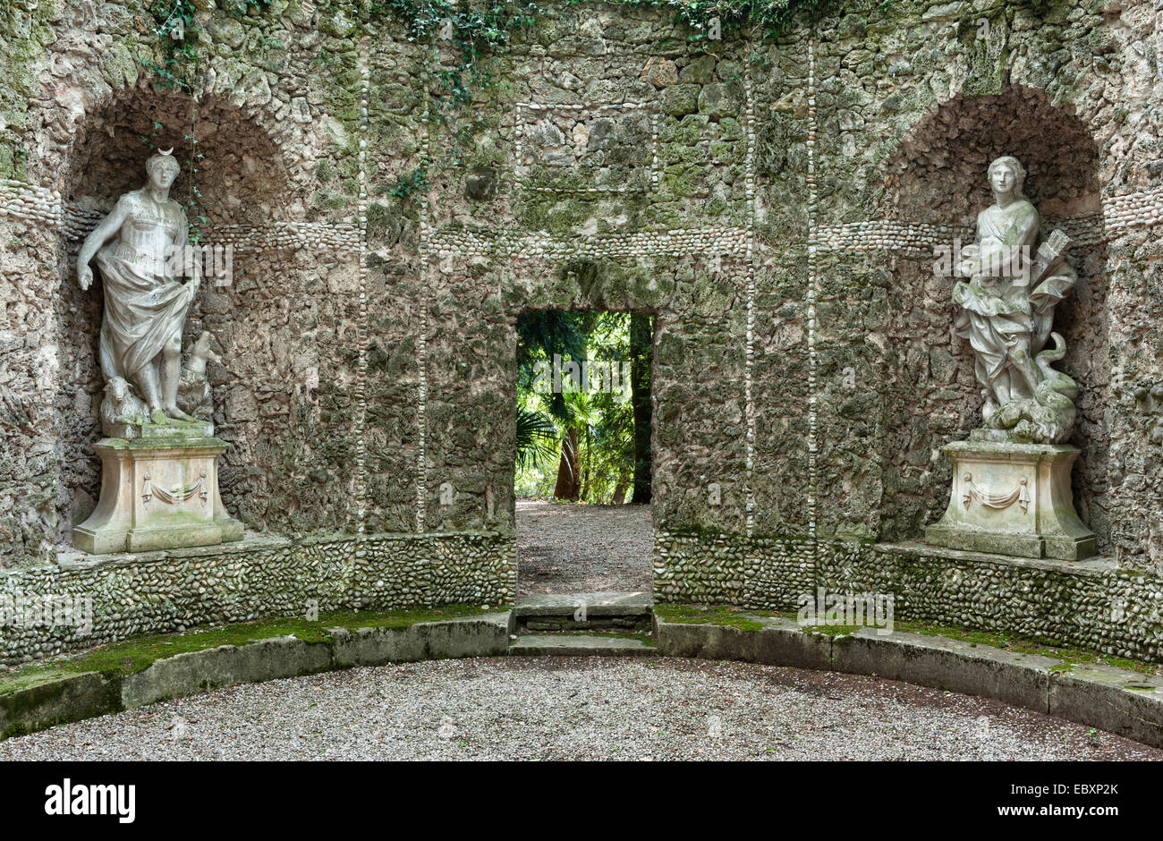 Villa Rizzardi (Giardino di Pojega), Negrar, Italia. Statue di Minerva e Diana si trovano nel tempio circolare aperto nel "bosco", o giardino boschivo Foto Stock