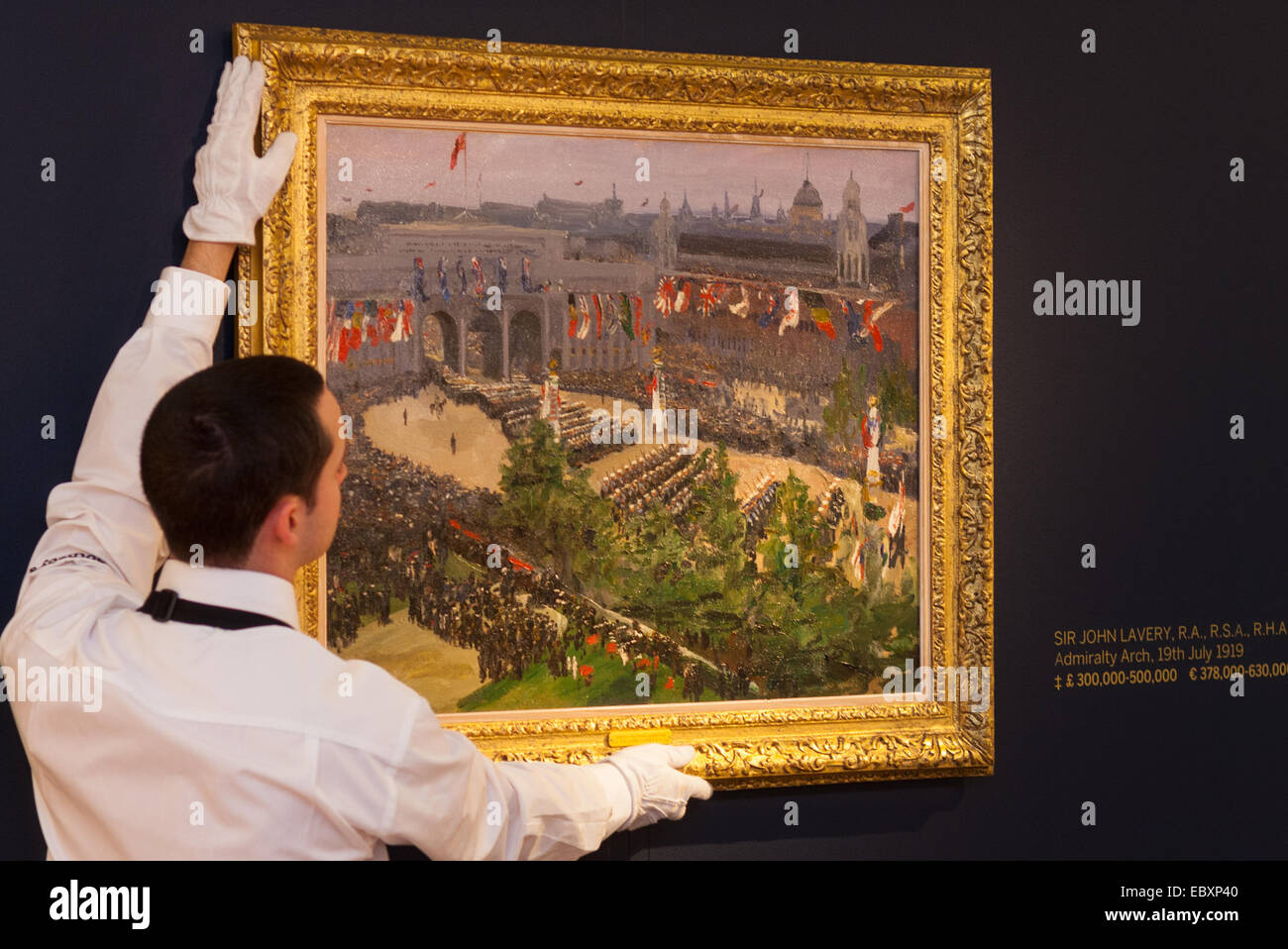 Londra, Regno Unito. 5 dicembre, 2014. Rinomato in tutto il mondo aution house Sotheby's è di offrire una collezione di britannici e continentali maestri per essere venduti all'asta il 10 dicembre 2014. Nella foto: un Sotheby's Galleria tecnico pende Sir John Lavery celebra la pittura del 1919 Londra Victory Parade all'Admiralty Arch. La pittura ha un valore stimato di tra € 300.000 e € 500.000. Credito: Paolo Davey/Alamy Live News Foto Stock