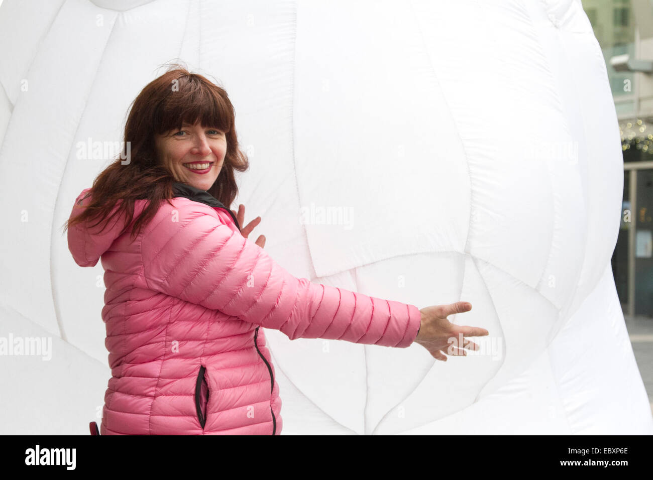 Londra, UK. Il 5 dicembre 2014. Artista australiana Amanda Parer tenendo premuto uno dei cinque conigli per lanciare il festival invernale presso il centro di Southbank Credito: amer ghazzal/Alamy Live News Foto Stock