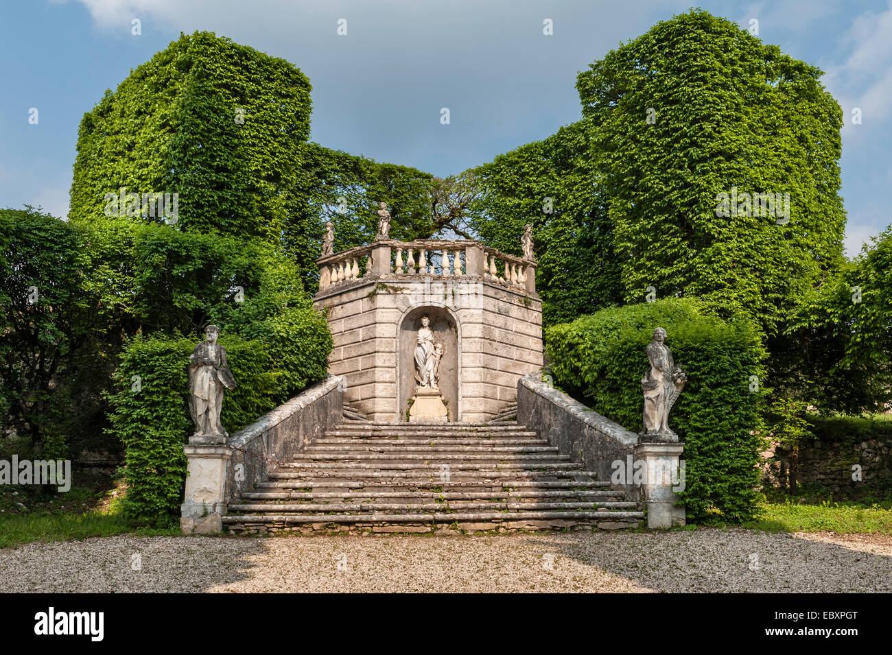 Il belvedere a Villa Rizzardi (Giardino di Pojega), Negrar, Veneto, Italia,  circondato da alte siepi di carpino. Era usata come galleria di musicisti  Foto stock - Alamy