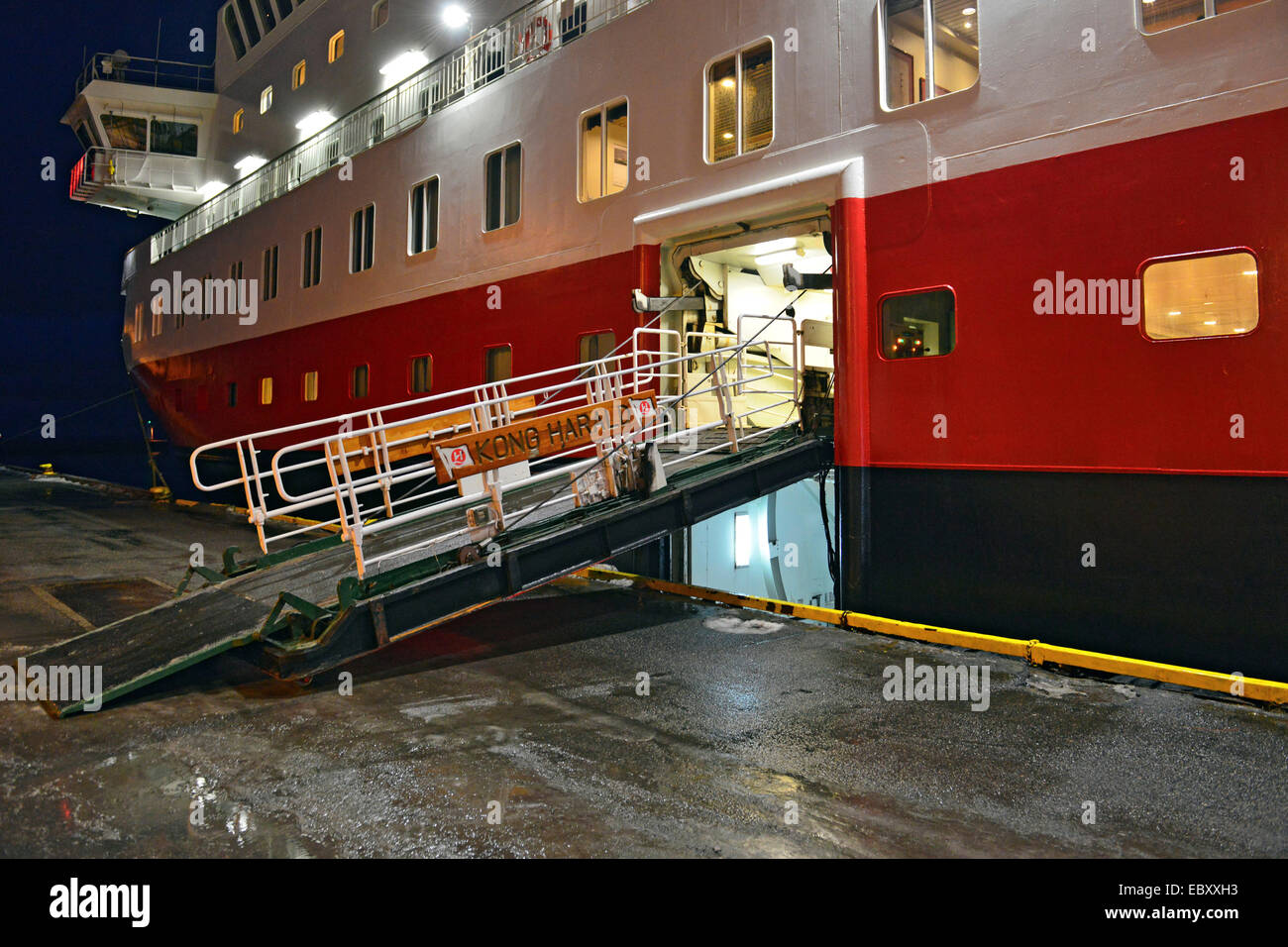 Landungsbrücke an der Einstiegsluke der Kong Harald im Hafen von Vardø, 24.02.2014 Foto Stock