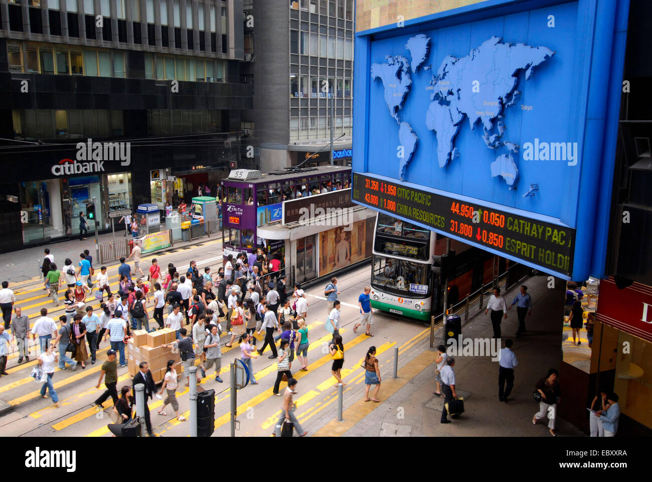 Persone in downtown, il pannello di visualizzazione con mappa del mondo e stock list, Cina, Hong Kong Foto Stock