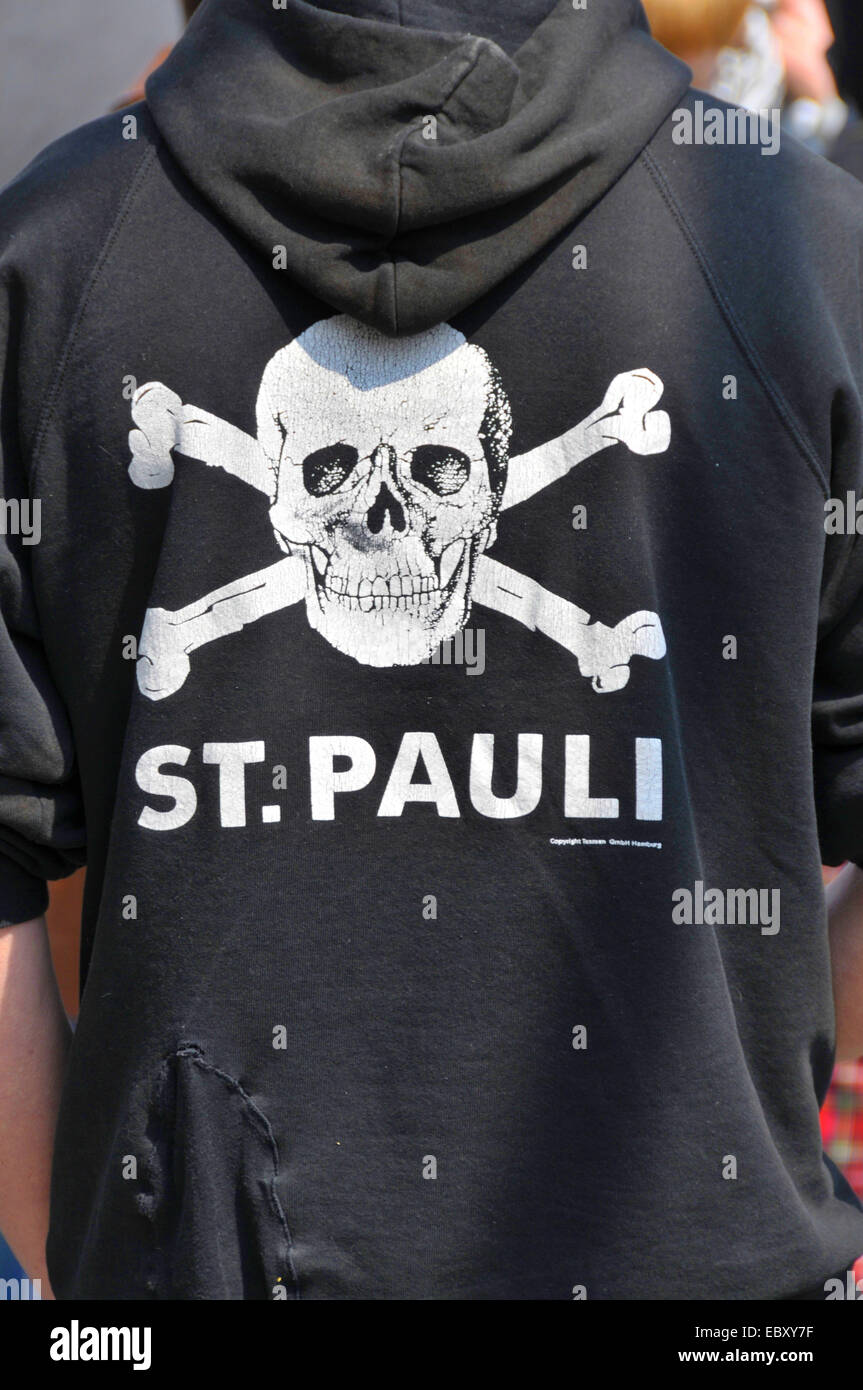 St Pauli ventola con cranio tipico logo su felpa con cappuccio, GERMANIA Baden-Wuerttemberg Foto Stock
