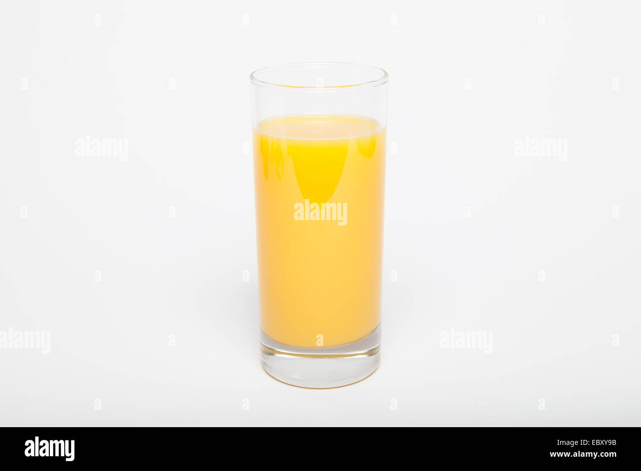 Bicchiere di succo di arancia su bianco Foto Stock