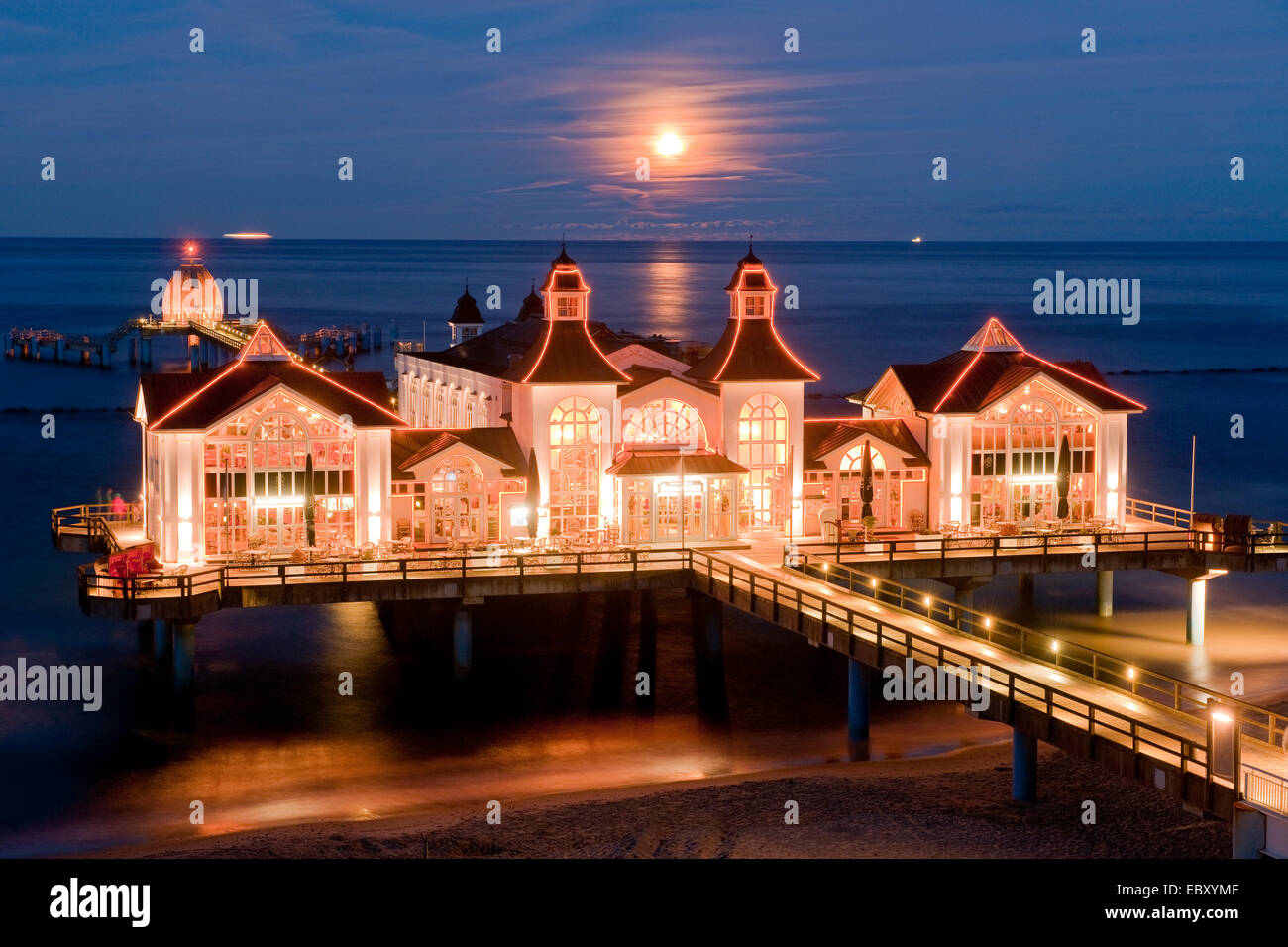Molo di Sellin con la luna che sorge, Baltico Seaside Resort Sellin, Rügen, Meclemburgo-Pomerania, Germania Foto Stock