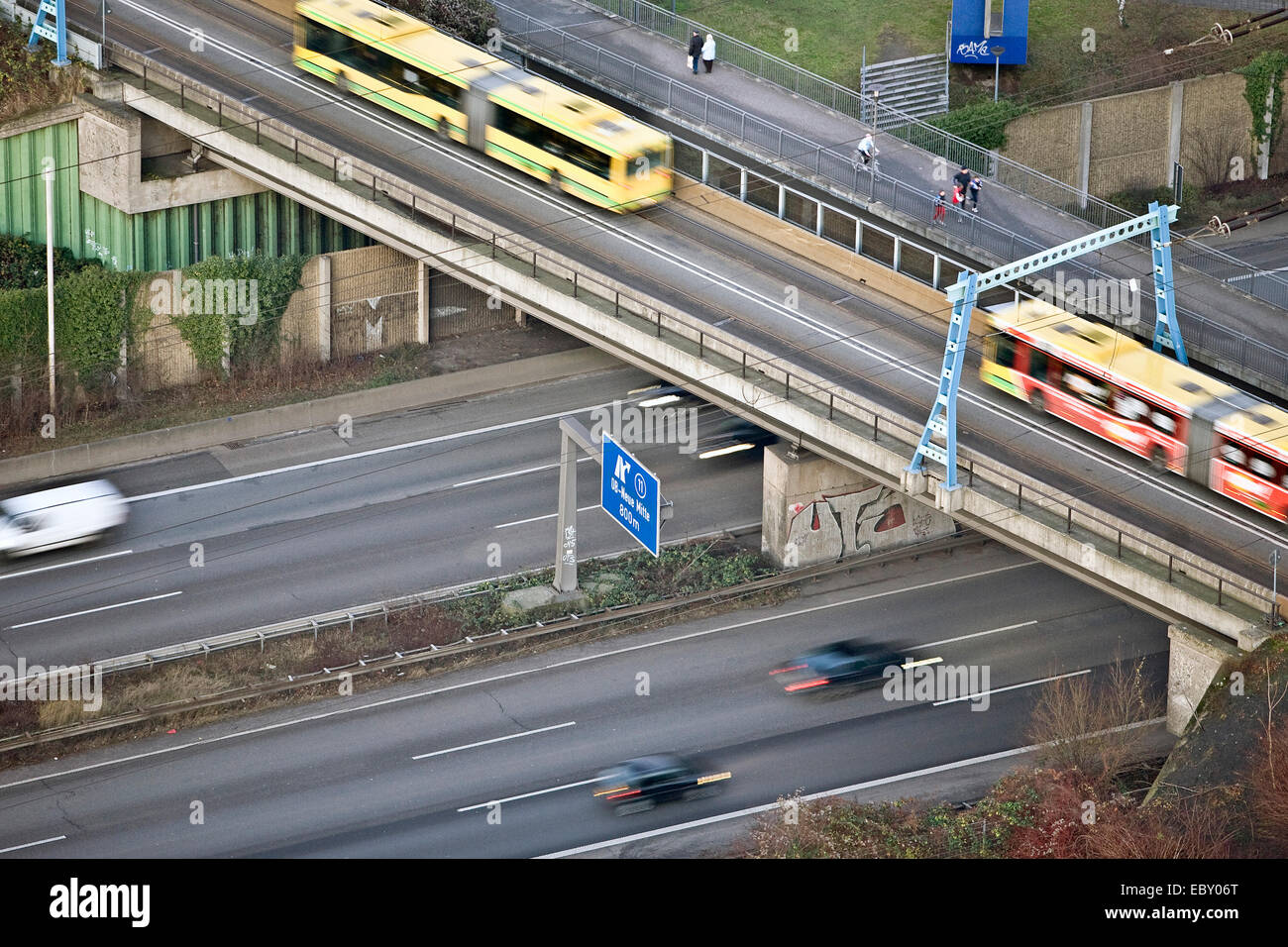 Vista gasometro fromt A 42 alta via ponte per autobus e pedestrains, in Germania, in Renania settentrionale-Vestfalia, la zona della Ruhr, Oberhausen Foto Stock