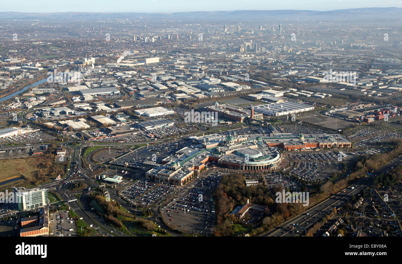 Vista aerea del Trafford Centre con il Manchester City skyline in background, REGNO UNITO Foto Stock
