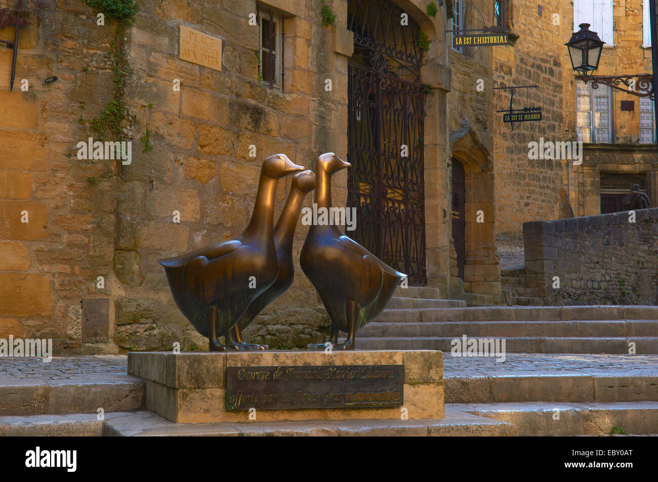 Les Oies, oche scultura in un quadrato da Lalanne, Place du Marche aux Oies, Sarlat o Sarlat-la-Canéda, Dordogne, Aquitaine Foto Stock