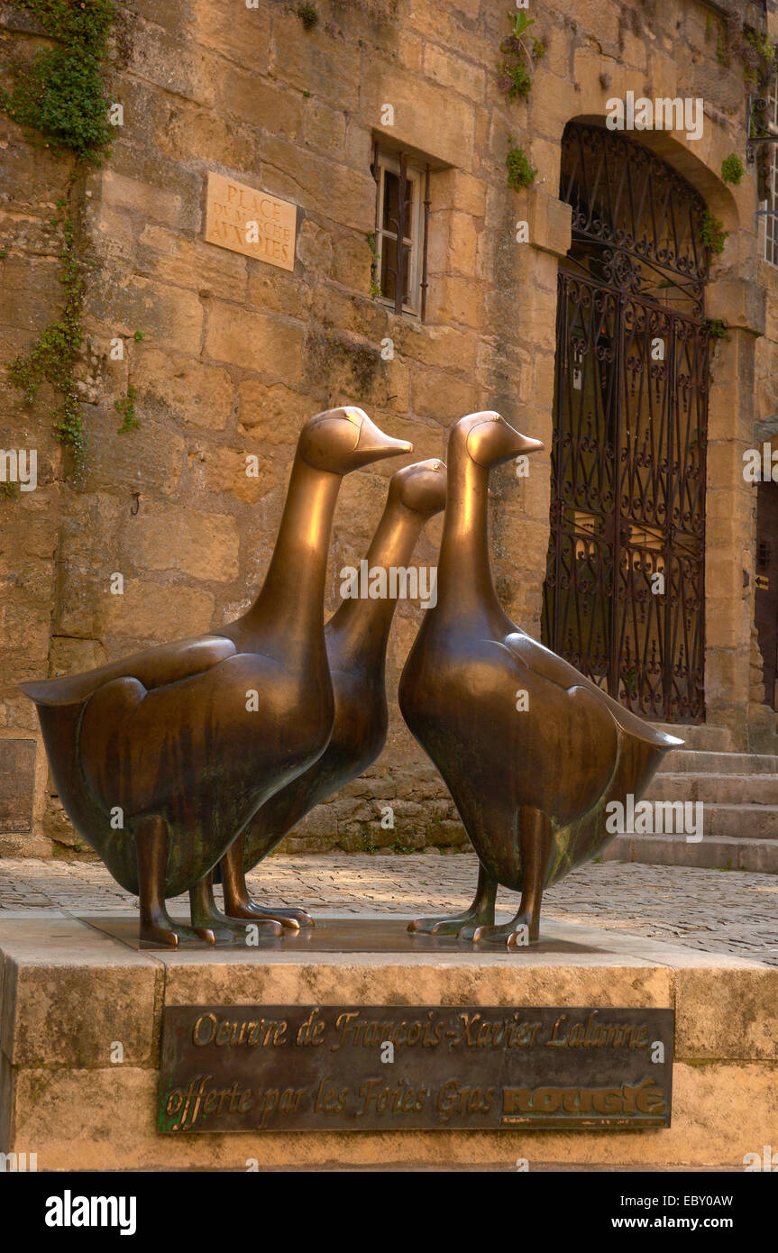 Les Oies, oche scultura in un quadrato da Lalanne, Place du Marche aux Oies, Sarlat o Sarlat-la-Canéda, Dordogne, Aquitaine Foto Stock